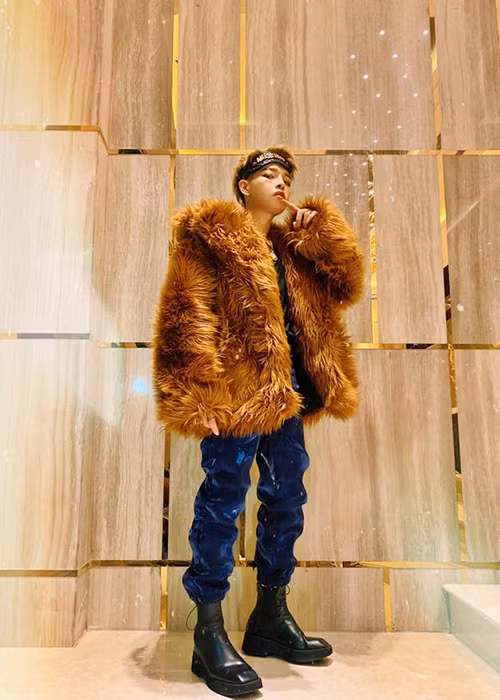 Đức Phúc kiếm bộn tiền nhờ đắt show ca hát cũng như quảng cáo.