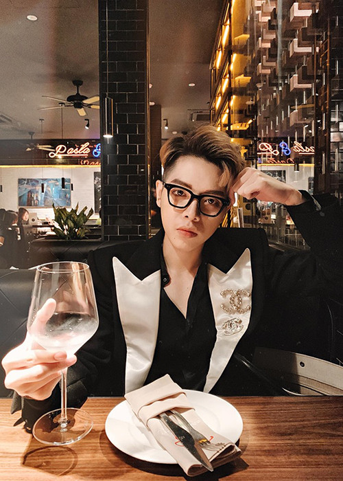 Nữ ca sĩ Hòa Minzy tiết lộ chàng quán quân Giọng hát Việt 2015 có xe ô tô 4 tỷ, nhà vài tỷ, 10 sổ tiết kiệm.