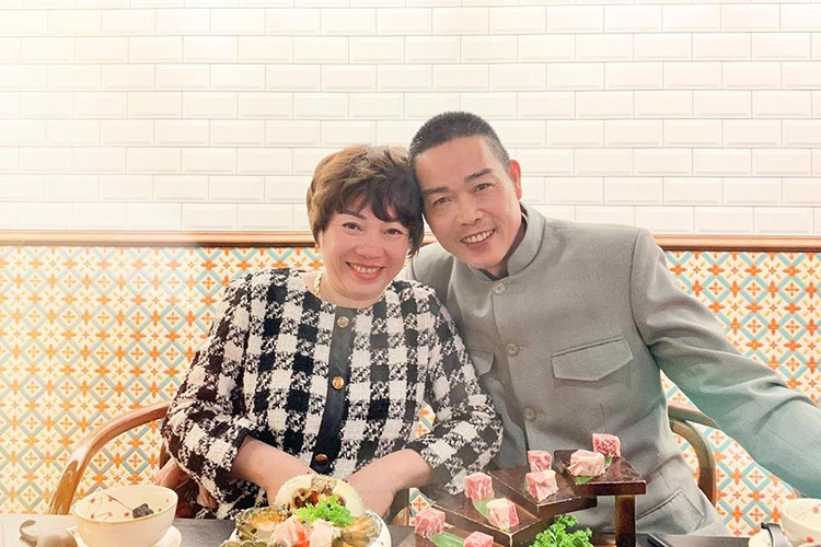 Bố mẹ của Đức Phúc vui mừng khi con trai có sự nghiệp vững vàng ở tuổi 23. Mời quý độc giả xem video "Đức Phúc dao kéo". Nguồn Youtube/vtc