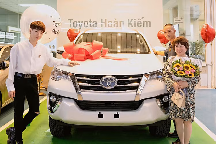 Duc Phuc lot xac nhan sac, thu nhap khung o tuoi 23