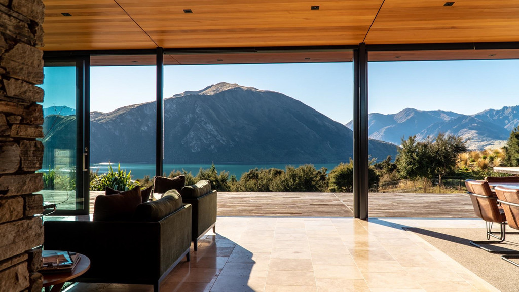 Tầm nhìn ra ngoài từ căn biệt thự không hề bị che khuất, tạo cho gia chủ cảm như đang nổi trên mặt hồ. Phòng khách được tối đa hóa tầm nhìn nhờ bức tường kính kéo từ sàn nhà lên trần, mở ra một khoảng hiên phơi nắng rộng mở.