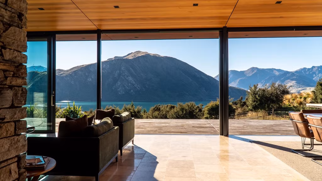 Tầm nhìn ra ngoài từ căn biệt thự không hề bị che khuất, tạo cho gia chủ cảm như đang nổi trên mặt hồ. Phòng khách được tối đa hóa tầm nhìn nhờ bức tường kính kéo từ sàn nhà lên trần, mở ra một khoảng hiên phơi nắng rộng mở.