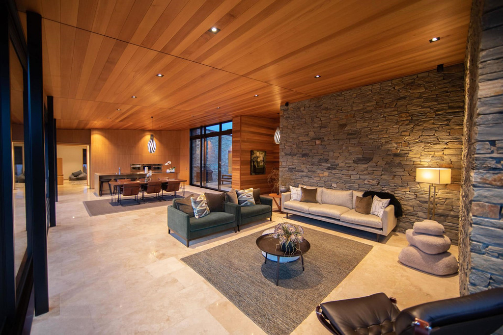 Căn biệt thự được thiết kế bởi kiến trúc sư Sebastiano Broadhead. Kiến trúc sư cho biết đây là một công trình hiện đại, tách biệt với đô thị nhưng vẫn tạo cảm giác ấm cúng. Giá cho thuê ở đây là 1.685 USD/đêm (khoảng 40 triệu đồng) cho nhóm khách 6 người.