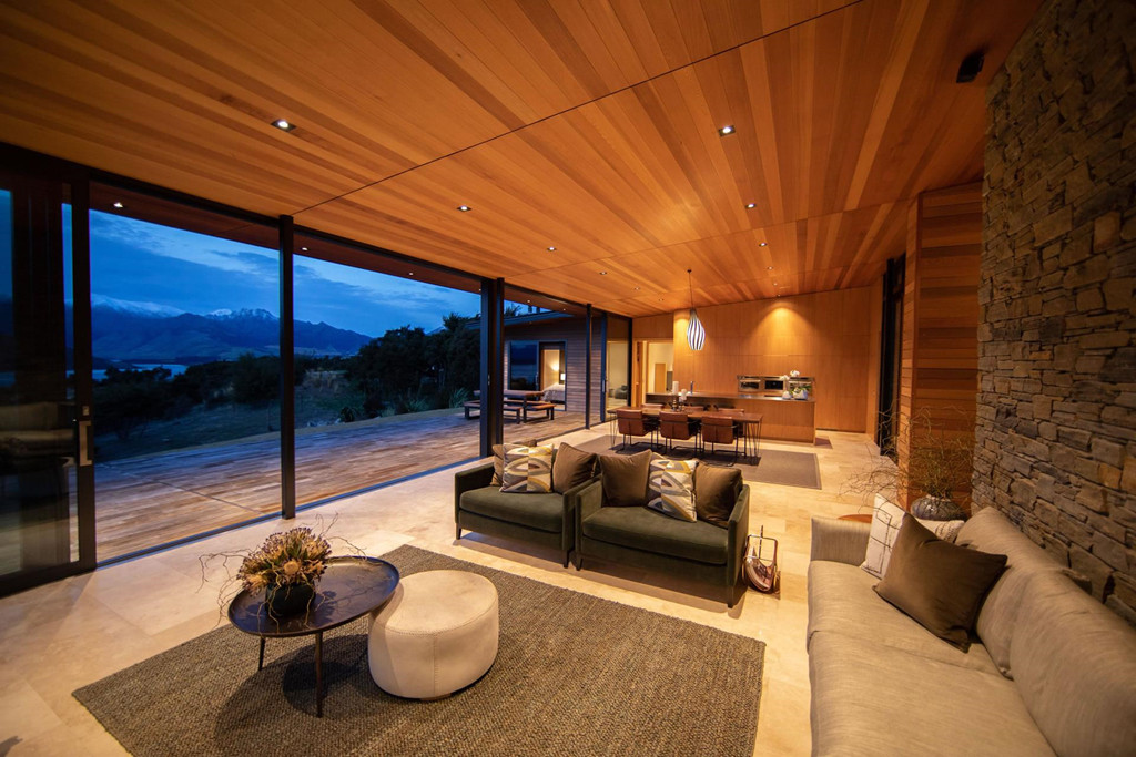 Sảnh chính là một phòng khách có không gian lớn, thông với phòng ăn và nhà bếp có tầm nhìn toàn cảnh. Đây là một nơi lý tưởng để quây quần bên bạn bè và gia đình.