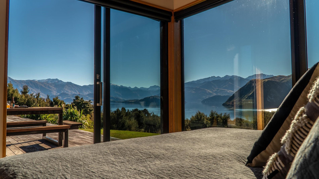Khung cảnh độc nhất vô nhị của căn biệt thự được tận dụng tối đa cho các không gian khác nhau. Từ 3 phòng ngủ của ngôi nhà đều có thể nhìn ra hồ Wanaka hoặc núi Alps.