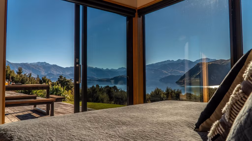 Khung cảnh độc nhất vô nhị của căn biệt thự được tận dụng tối đa cho các không gian khác nhau. Từ 3 phòng ngủ của ngôi nhà đều có thể nhìn ra hồ Wanaka hoặc núi Alps.