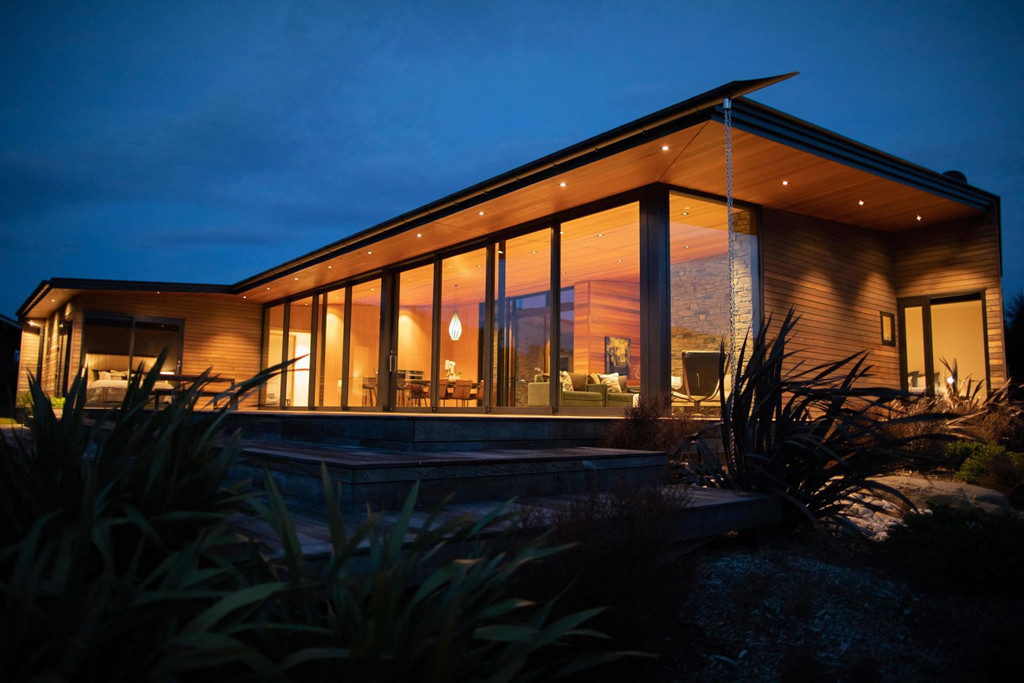 Tuy nổi lên giữa thiên nhiên hùng vĩ nhưng nhờ chất liệu chính là kính và gỗ, kết hợp với ánh đèn vàng và thiết kế đơn giản, căn biệt thự vẫn mang lại cảm giác rất ấm áp về đêm.