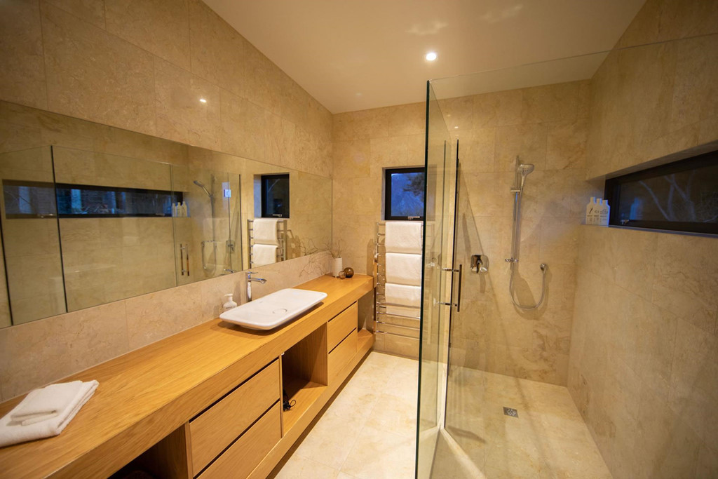 Kiến trúc sư cũng thiết kế một phòng tắm lớn với các tiện ích hiện đại. Điều còn thiếu ở căn biệt thự này chính là một bồn tắm nước nóng có thể nhìn ra hồ Wanaka và núi Alps, mang lại một trải nghiệm nghỉ dưỡng hoàn hảo cho những du khách yêu vẻ đẹp thiên nhiên.