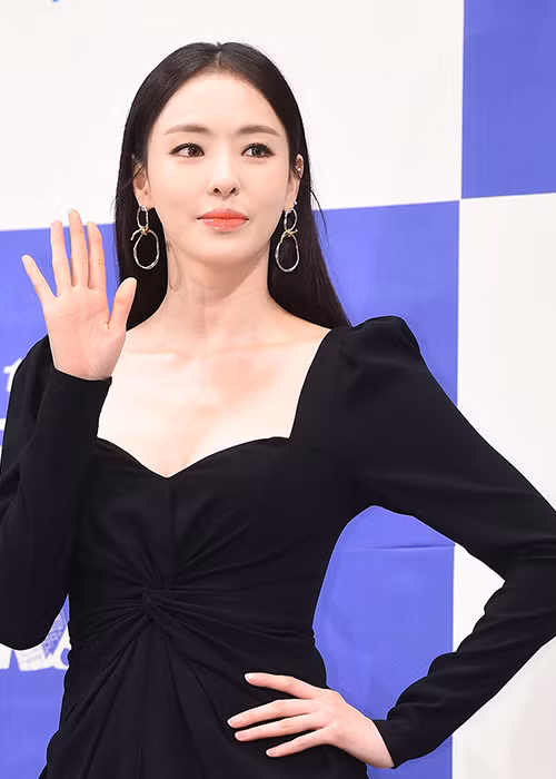 Lee Da Hee sinh năm 1985, xuất thân là người mẫu. Cô được khen mặt đẹp, dáng nuột nà.