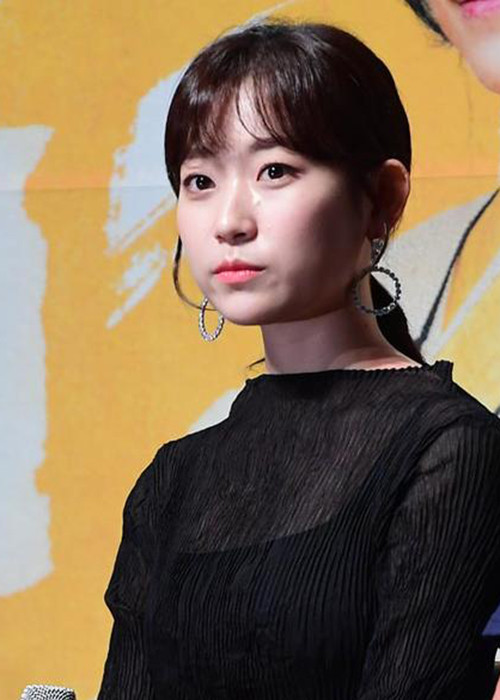 Kim Seul Gi - nữ phụ của phim “People with flaws” cũng bị đồn ngoại tình với Ahn Jae Hyun. Về phía mình, Kim Seul Gi khẳng định không hề liên quan.