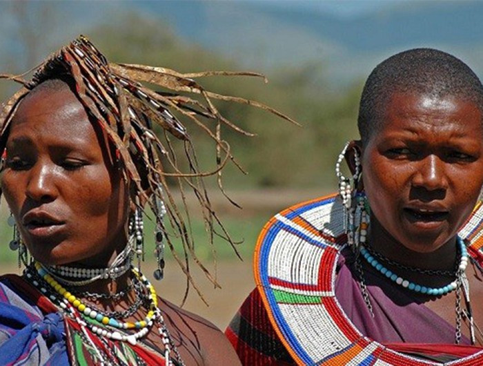 Nghi thức nhổ nước bọt sẽ được thực hiện trước khi cô gái rời nhà bố mẹ đẻ để về nhà chồng, nước bọt của người cha được xem là những gì tốt đẹp nhất mà cha mẹ muốn gửi gắm cho con gái của mình.