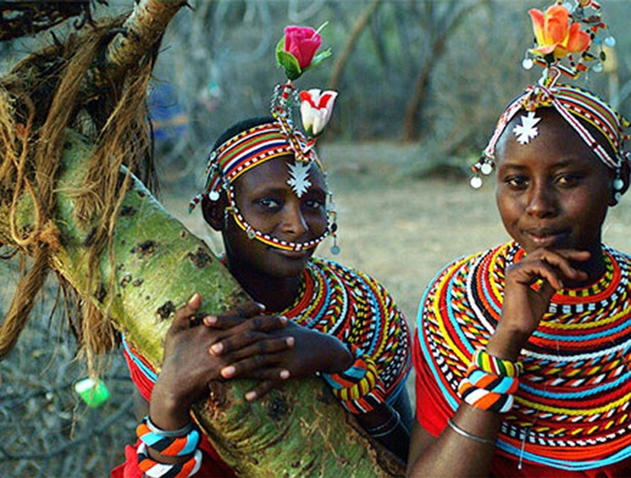 Trong phong tục cưới của bộ tộc Maasai ở Kenya, các cô gái trong bộ tộc sẽ không được tự do yêu đương cũng như quyết định ai là chồng mình mà phải theo sự sắp đặt của cha mẹ.