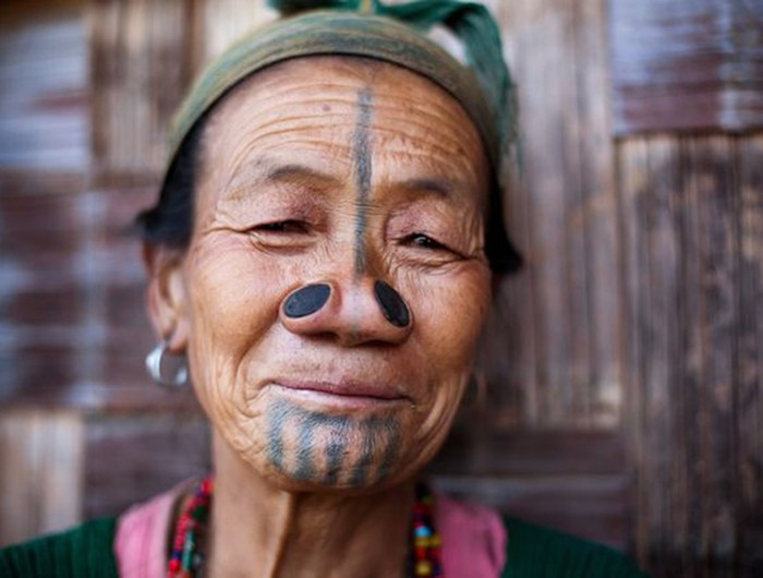 Apatani là bộ tộc sinh sống tại Ấn Độ. Theo truyền thống lâu đời của phụ nữ nơi đây, những ai đến tuổi trưởng thành sẽ đục hai lỗ ở cánh mũi rồi nhét đồng xu vào đó.