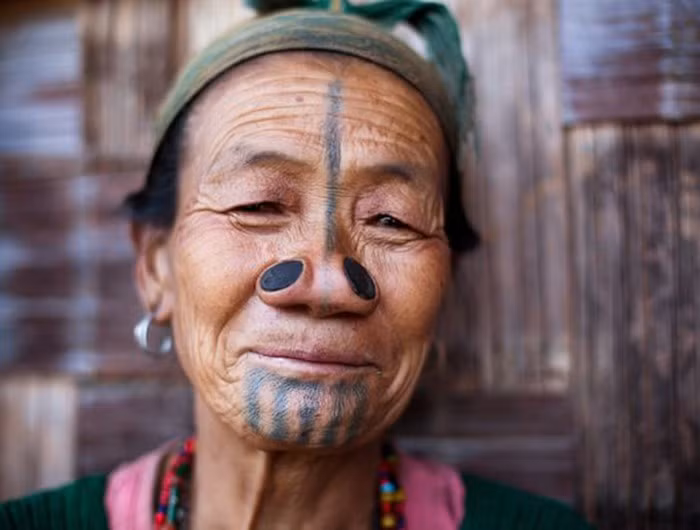 Apatani là bộ tộc sinh sống tại Ấn Độ. Theo truyền thống lâu đời của phụ nữ nơi đây, những ai đến tuổi trưởng thành sẽ đục hai lỗ ở cánh mũi rồi nhét đồng xu vào đó.