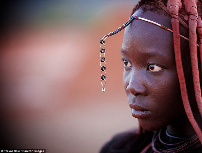 Đặc biệt, để rũ bỏ hết xui xẻo, cô dâu phải đi thật chậm để nghe những lời sỉ nhục từ những người phụ nữ bên nhà chồng, từ đó, sau này cô dâu sẽ được hưởng hết hạnh phúc của mình.