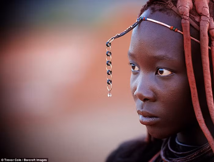 Đặc biệt, để rũ bỏ hết xui xẻo, cô dâu phải đi thật chậm để nghe những lời sỉ nhục từ những người phụ nữ bên nhà chồng, từ đó, sau này cô dâu sẽ được hưởng hết hạnh phúc của mình.