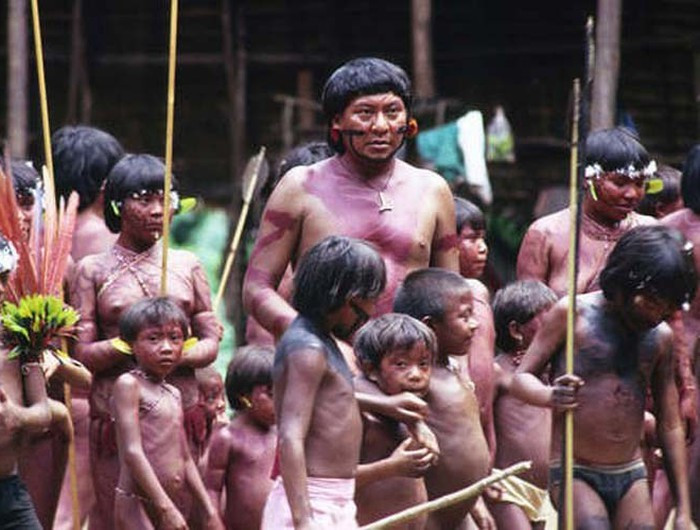 Yanomami là một trong những bộ tộc sống cô lập ở Nam Mỹ, họ nổi tiếng với nhiều phong tục kỳ lạ và ghê rợn, trong đó có phong tục ăn tro cốt của người đã mất.