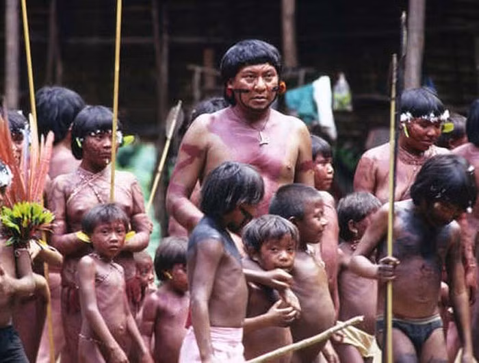 Yanomami là một trong những bộ tộc sống cô lập ở Nam Mỹ, họ nổi tiếng với nhiều phong tục kỳ lạ và ghê rợn, trong đó có phong tục ăn tro cốt của người đã mất.