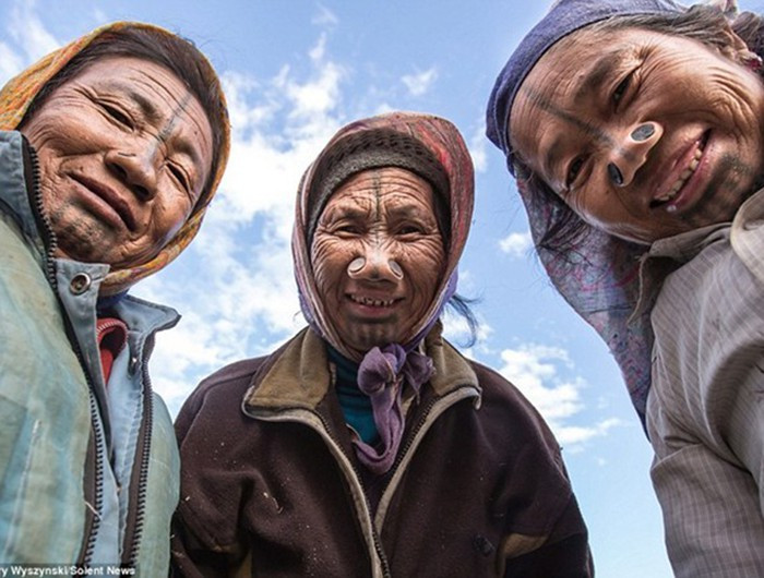 Với phong tục kỳ lạ và thú vị này, bộ tộc Apatani đã khiến cho nhiều du khách ghé thăm, từ đó kinh tế của họ cũng được cải thiện rất nhiều nhờ phát triển du lịch.