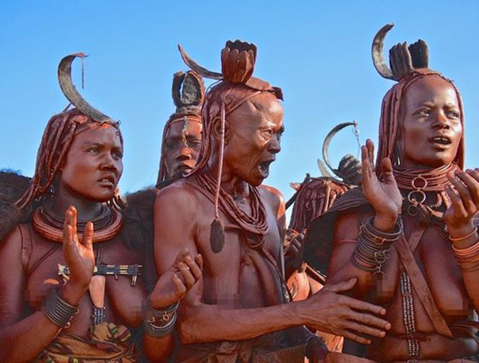 Sống ở phía tây bắc quốc gia Nambia, bộ tộc Himba đã lưu giữ một phong tục kỳ lạ cho đến tận ngày nay, đó là, phụ nữ ở bộ tộc này không bao giờ mặc quần áo cũng như không tắm rửa cho đến hết đời.