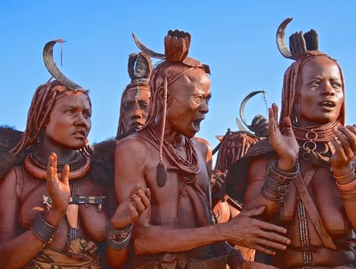 Sống ở phía tây bắc quốc gia Nambia, bộ tộc Himba đã lưu giữ một phong tục kỳ lạ cho đến tận ngày nay, đó là, phụ nữ ở bộ tộc này không bao giờ mặc quần áo cũng như không tắm rửa cho đến hết đời.