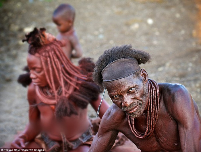 Điều đặc biệt của bộ tộc Himba là đàn ông theo chế độ đa thê, phụ nữ cũng được lấy nhiều chồng và họ được khuyến khích làm điều này.