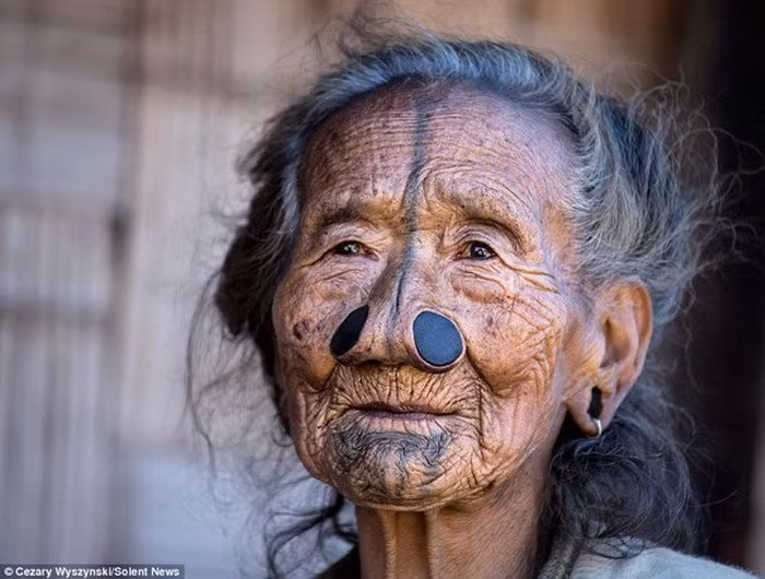 Tuy nhiên, các trưởng lão trong bộ tộc cho rằng nhan sắc của phụ nữ phụ thuộc vào kích thước đồng xu gắn trên lỗ mũi, càng to thì cô gái càng được coi là đẹp.