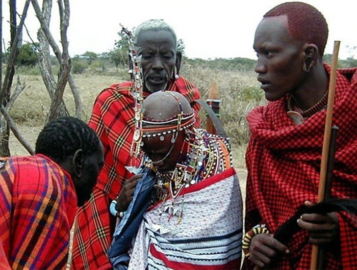 Trong buổi lễ đám cưới, cô dâu sẽ bị cạo trọc đầu rồi bôi lên bằng một lớp mỡ cừu non. Sau đó, cha cô dâu sẽ nhổ nước bọt lên ngực cô dâu như một lời chúc phúc.