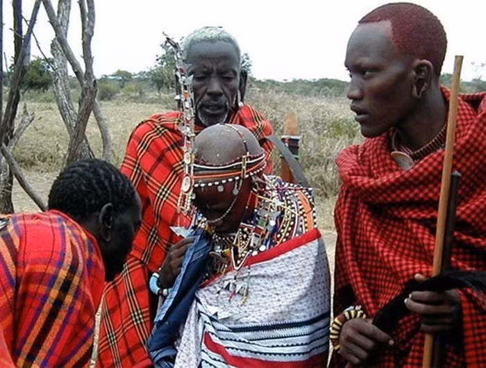 Trong buổi lễ đám cưới, cô dâu sẽ bị cạo trọc đầu rồi bôi lên bằng một lớp mỡ cừu non. Sau đó, cha cô dâu sẽ nhổ nước bọt lên ngực cô dâu như một lời chúc phúc.