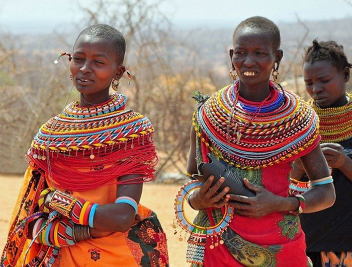 Sau khi thực hiện xong nghi thức nhổ nước bọt, cô dâu phải bước ra khỏi nhà mà không được quay đầu lại nhìn bố mẹ. Người Massai cho rằng, nếu quay đầu lại thì cô dâu sẽ bị hóa đá.