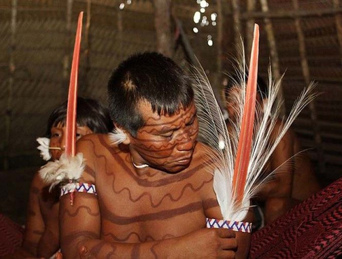 Khi một người của bộ tộc Yanomami ra đi, biểu hiện đầu của những người đàn ông là tức giận, họ cho rằng chỉ có ma quỷ mới khiến cho người Yanomami chết đi.