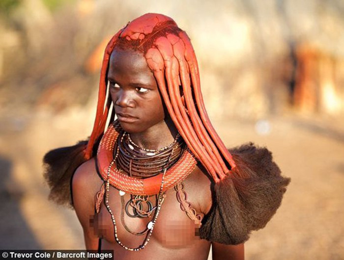 Trong nhiều thế kỷ, phụ nữ Himba đã trộn chất béo của sữa với đất sét đỏ và cây bụi omuzumba để tạo thành một hỗn hợp đắp lên da, do vậy, những người phụ nữ ở đây không cần tắm rửa và mặc quần áo.