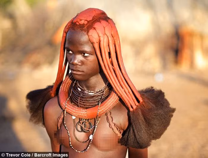 Trong nhiều thế kỷ, phụ nữ Himba đã trộn chất béo của sữa với đất sét đỏ và cây bụi omuzumba để tạo thành một hỗn hợp đắp lên da, do vậy, những người phụ nữ ở đây không cần tắm rửa và mặc quần áo.