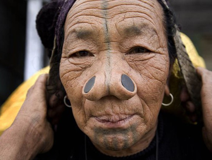 Những người Apatani cho rằng, việc nhét đồng xu vào mũi như thế sẽ tránh được việc bị đàn ông các bộ tộc khác bắt cóc về làm vợ nhờ vẻ ngoài xấu xí .