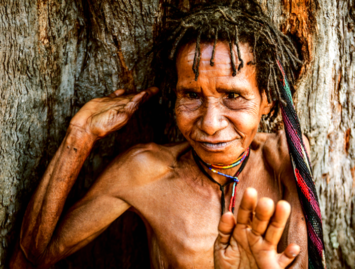 Theo quan niệm của những người trong bộ tộc này, đây là hành động biểu tượng cho nỗi đau mất người thân và cũng là cách để những người còn sống luôn nhớ về người đã khuất.