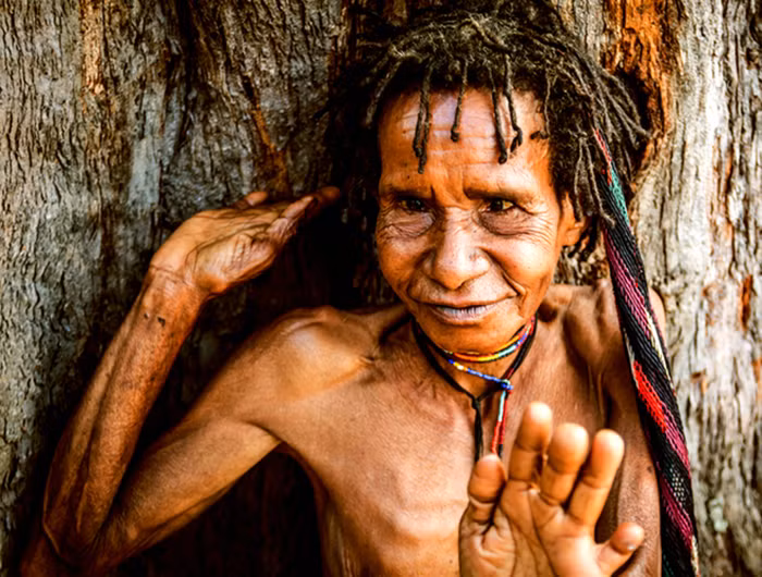 Theo quan niệm của những người trong bộ tộc này, đây là hành động biểu tượng cho nỗi đau mất người thân và cũng là cách để những người còn sống luôn nhớ về người đã khuất.