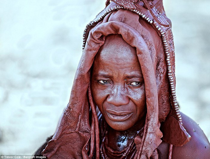 Phụ nữ ở bộ tộc Himba cũng có được sự bình đẳng trong bộ lạc và cũng là người đưa ra các quyết định về kinh tế.