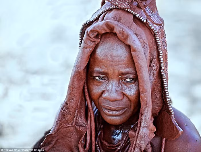 Phụ nữ ở bộ tộc Himba cũng có được sự bình đẳng trong bộ lạc và cũng là người đưa ra các quyết định về kinh tế.