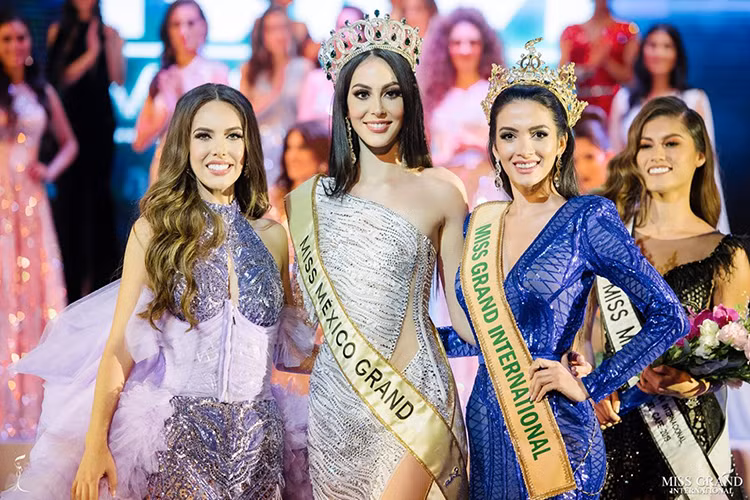 Maria năm nay 22 tuổi, là người mẫu chuyên nghiệp kiêm diễn viên.