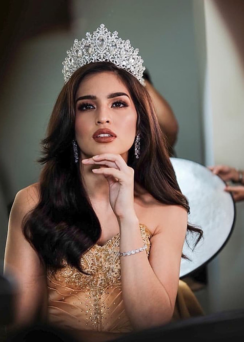 Samantha Ashley Lo là đại diện Philippines. Cô mang vẻ đẹp lai: Trung Quốc, Philippines, Cuba và Nicaragua.