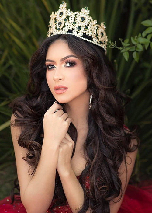 Milena năm nay 23 tuổi, là sinh viên năm thứ 3 ngành Luật và Quan hệ quốc tế. Cô cao 1m72, là vũ công.