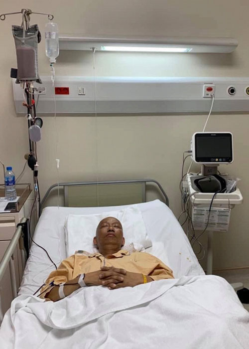 Nghệ sĩ Xuân Hiếu bị ung thư tiết niệu trong một năm nay nhưng mãi đến tháng 6 vừa qua, bệnh tình của anh mới được chia sẻ. Trong tháng 6, nghệ sĩ đã tổ chức đêm nhạc từ thiện nhằm gây quỹ giúp Xuân Hiếu điều trị bệnh ung thư. Mời quý độc giả xem video "Tác giả “Cuộc đời vẫn đẹp sao” qua đời". Nguồn VTC