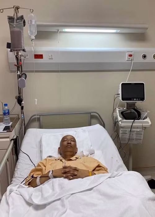 Nghệ sĩ Xuân Hiếu bị ung thư tiết niệu trong một năm nay nhưng mãi đến tháng 6 vừa qua, bệnh tình của anh mới được chia sẻ. Trong tháng 6, nghệ sĩ đã tổ chức đêm nhạc từ thiện nhằm gây quỹ giúp Xuân Hiếu điều trị bệnh ung thư. Mời quý độc giả xem video "Tác giả “Cuộc đời vẫn đẹp sao” qua đời". Nguồn VTC