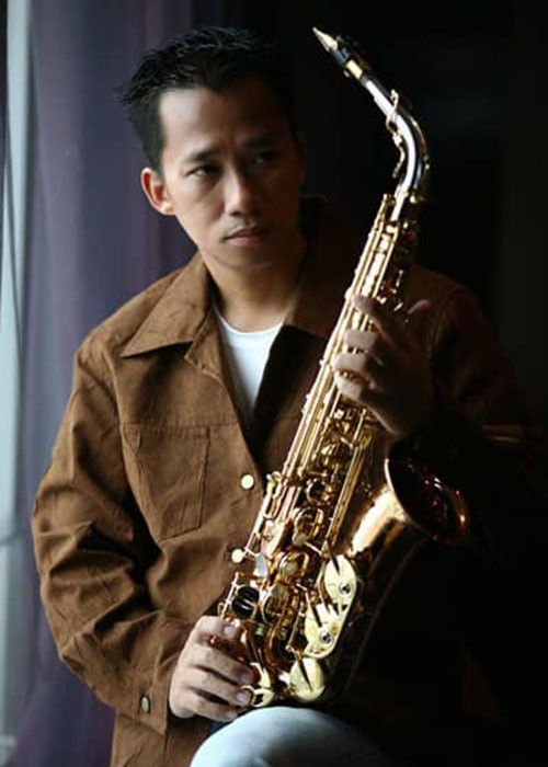 Nghệ sĩ saxophone Xuân Hiếu sinh năm 1972. Anh từng cộng tác cùng nhiều nghệ sĩ tên tuổi như Hồ Ngọc Hà, Mỹ Linh, Thanh Lam, Phương Thanh, Lam Trường, Đan Trường, Đàm Vĩnh Hưng, Cẩm Ly, Thu Minh, Mỹ Tâm.