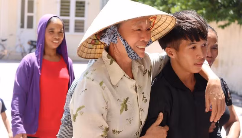 Ngư dân sống sót trở về trong vòng tay người thân.