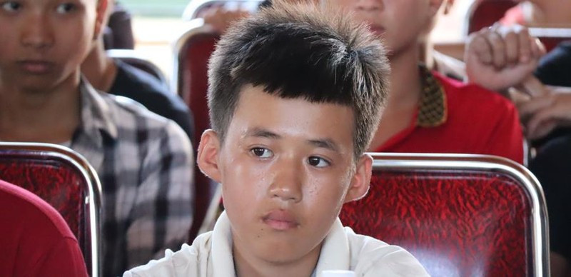 Ngư dân nhí Trần Văn Cường (16 tuổi) trở về, nói: "Chúng em phải bơi lênh đênh trên biển 25 giờ đồng hồ rồi may mắn được cứu vớt, sống sót".