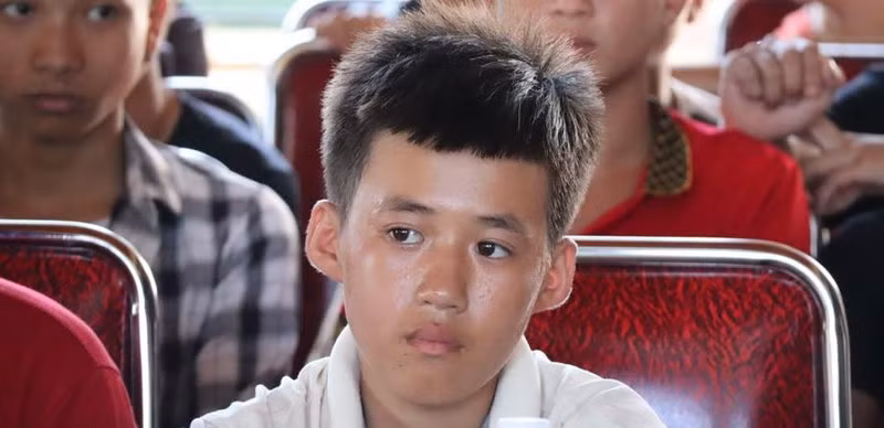 Ngư dân nhí Trần Văn Cường (16 tuổi) trở về, nói: "Chúng em phải bơi lênh đênh trên biển 25 giờ đồng hồ rồi may mắn được cứu vớt, sống sót".