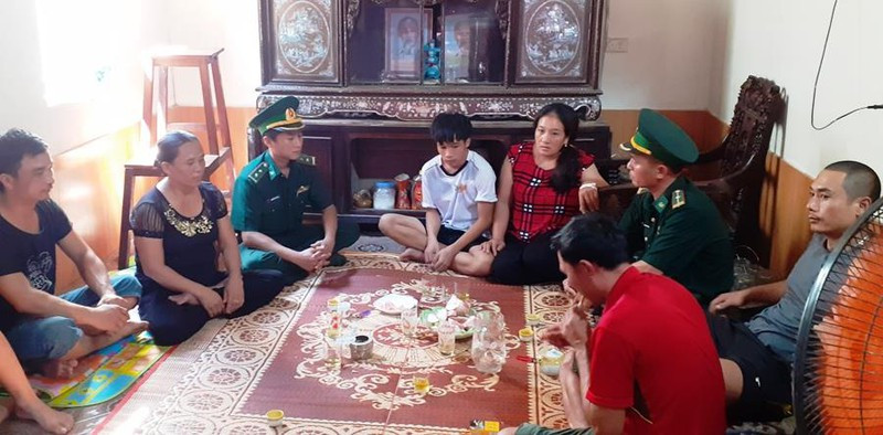 Bộ đội biên phòng Đồn biên phòng Quỳnh Thuận đến động viên, chia sẻ cùng ngư dân Ngô Sỹ Xô.