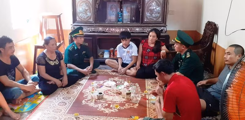 Bộ đội biên phòng Đồn biên phòng Quỳnh Thuận đến động viên, chia sẻ cùng ngư dân Ngô Sỹ Xô.