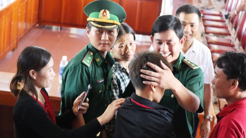 Ngư dân Lê Văn Chiến (18 tuổi) nói trong nước mắt: "Không ngờ chúng tôi sống sót trở về đây".